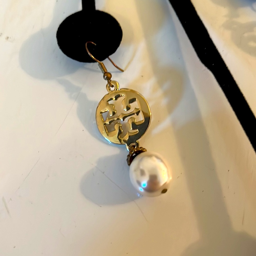Faux pearl/gold earrings - Picture 2 of 2